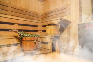 Richtiges Verhalten in der Sauna bei anderen Sitten